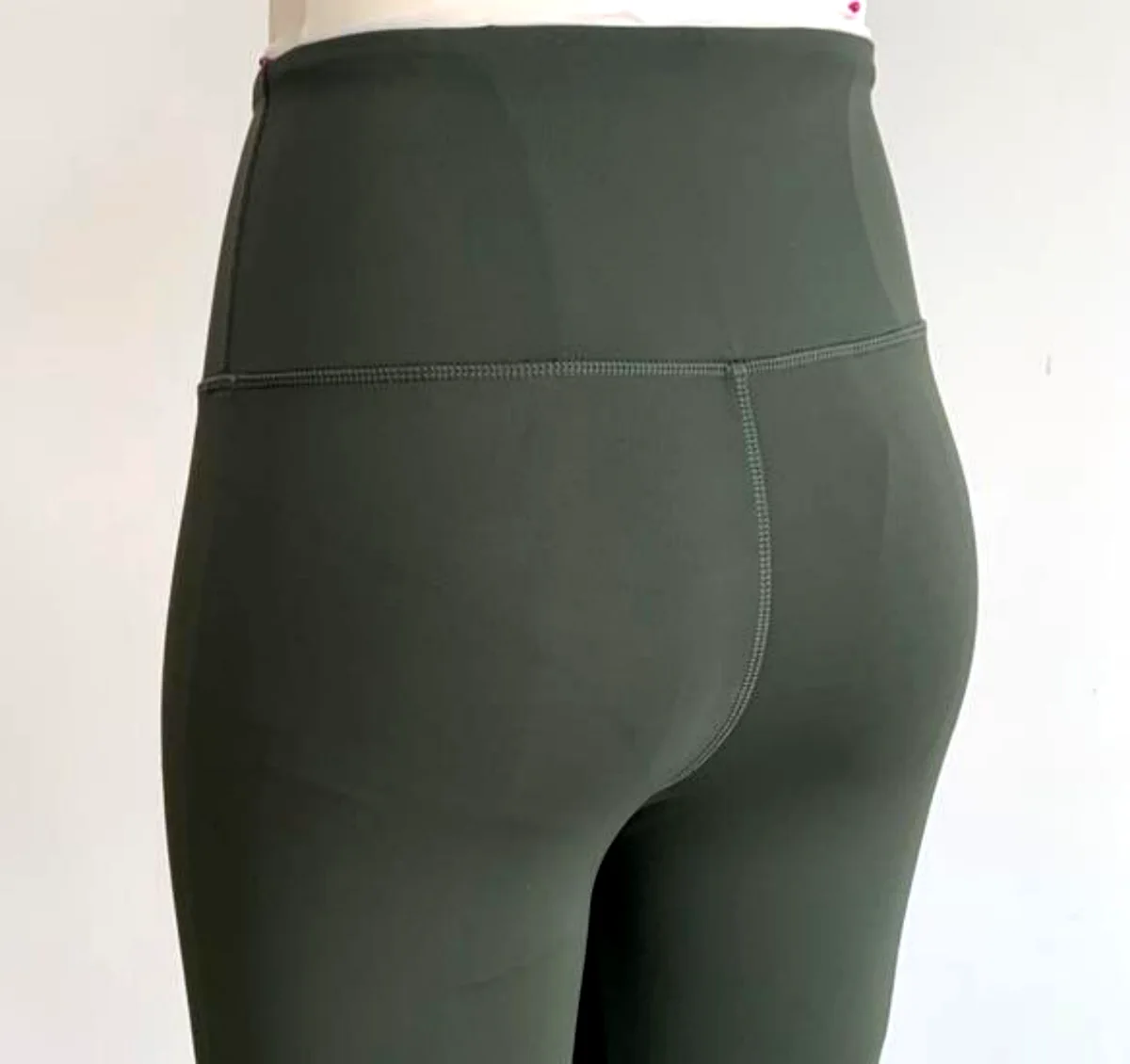 Flatlock seams on a high-rise legging