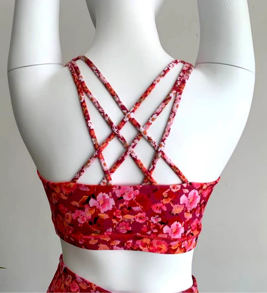 All-over printed strappy sports bra